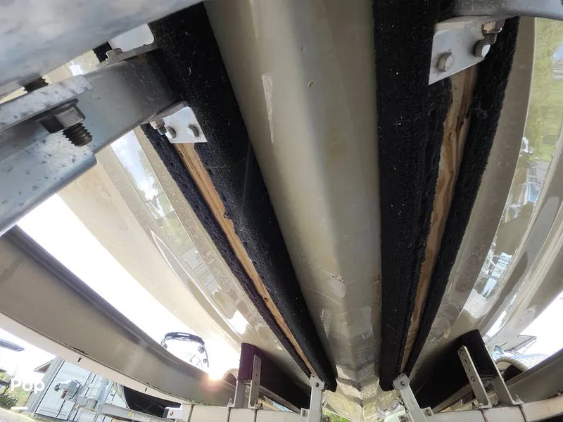 Slide: The Image of Crownline Boats E255 XS 2022 - 16321438