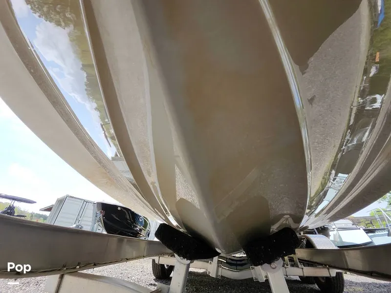 Slide: The Image of Crownline Boats E255 XS 2022 - 16321439