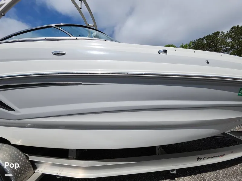 Slide: The Image of Crownline Boats E255 XS 2022 - 16321442