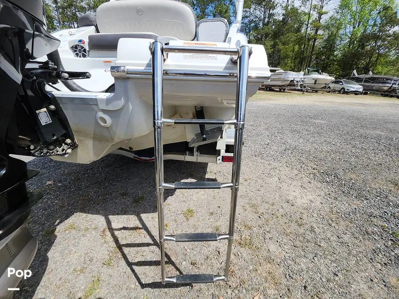 Slide: The Image of Crownline Boats E255 XS 2022 - 16321449