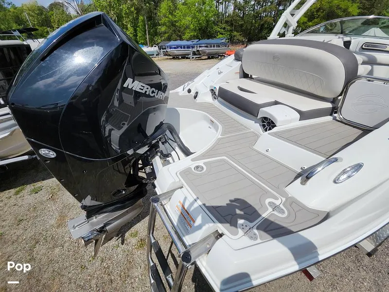 Slide: The Image of Crownline Boats E255 XS 2022 - 16321450