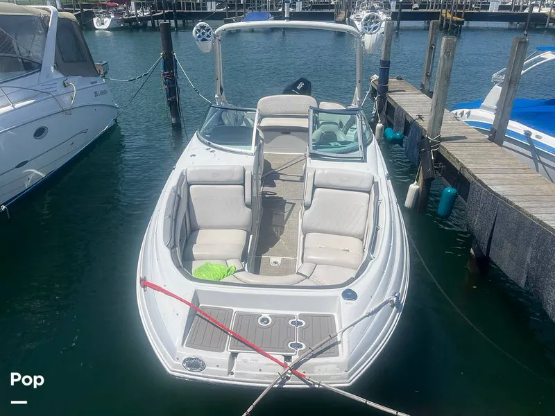 Slide: The Image of Crownline Boats E255 XS 2022 - 16500585
