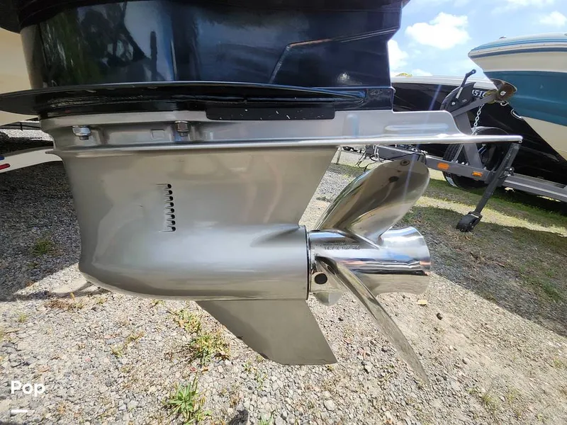 Slide: The Image of Crownline Boats E255 XS 2022 - 16321456