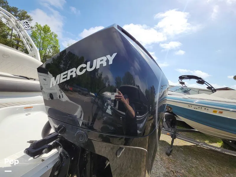 Slide: The Image of Crownline Boats E255 XS 2022 - 16321460