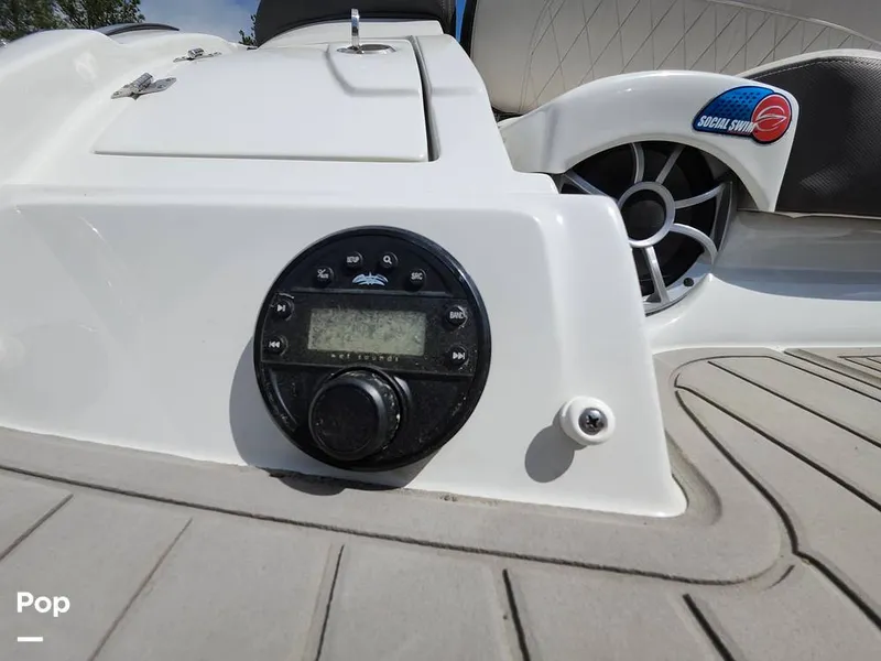 Slide: The Image of Crownline Boats E255 XS 2022 - 16321472