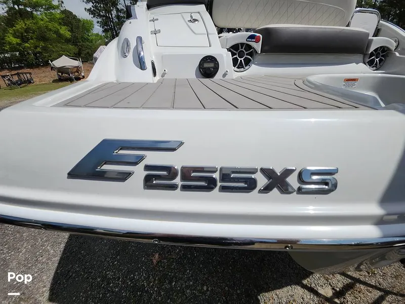 Slide: The Image of Crownline Boats E255 XS 2022 - 16321473