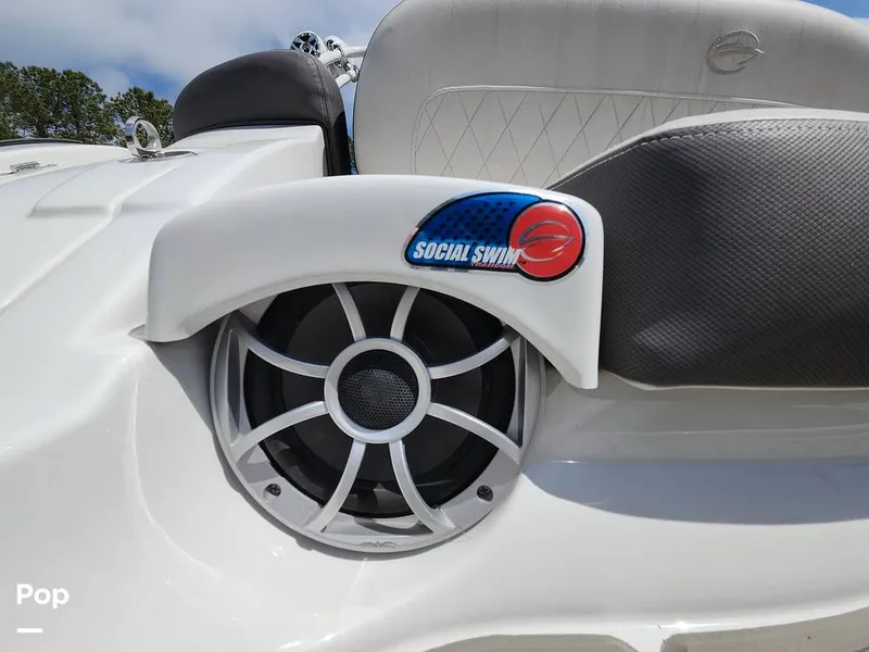 Slide: The Image of Crownline Boats E255 XS 2022 - 16321474