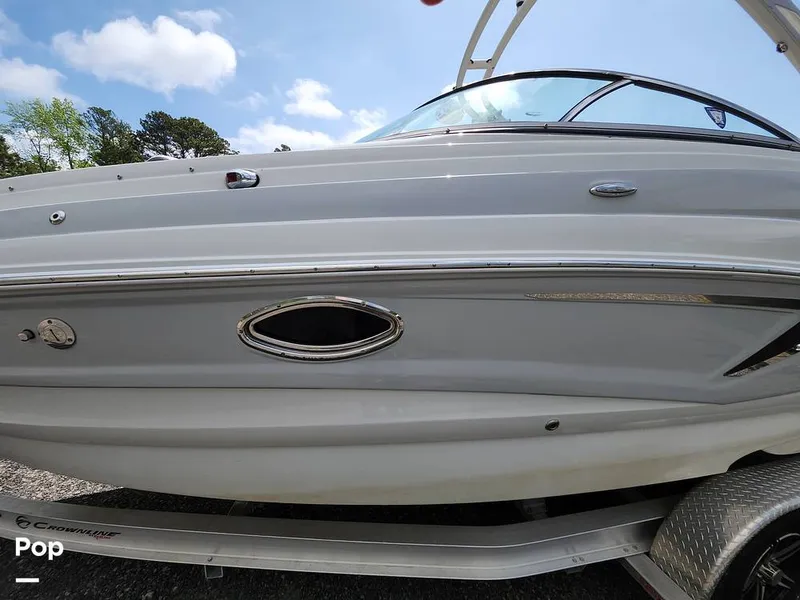 Slide: The Image of Crownline Boats E255 XS 2022 - 16321483