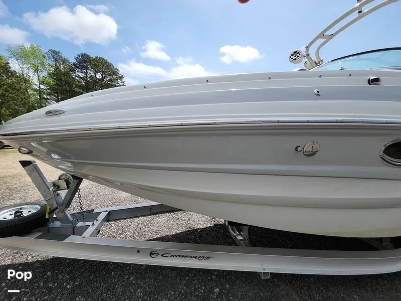 Slide: The Image of Crownline Boats E255 XS 2022 - 16321484