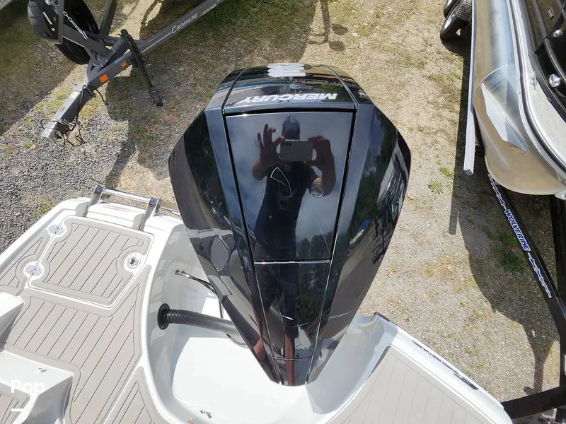 Slide: The Image of Crownline Boats E255 XS 2022 - 16321489