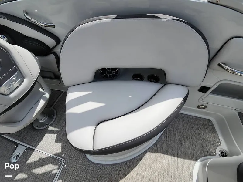 Slide: The Image of Crownline Boats E255 XS 2022 - 16321499