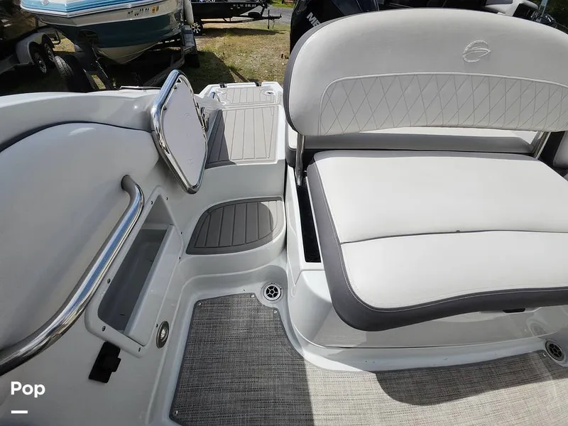 Slide: The Image of Crownline Boats E255 XS 2022 - 16321500