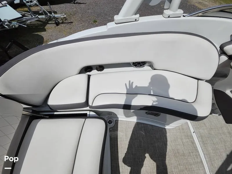 Slide: The Image of Crownline Boats E255 XS 2022 - 16321507