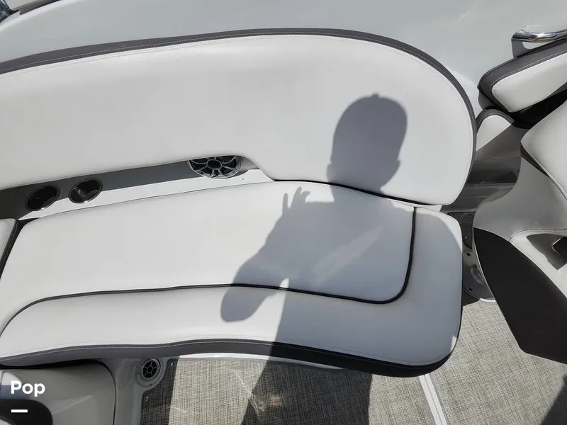 Slide: The Image of Crownline Boats E255 XS 2022 - 16321508