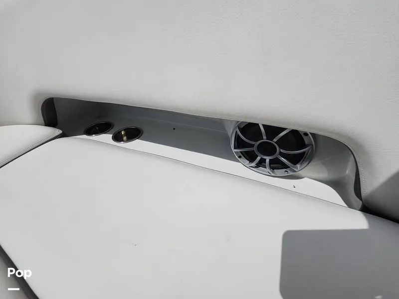 Slide: The Image of Crownline Boats E255 XS 2022 - 16321510