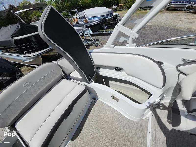Slide: The Image of Crownline Boats E255 XS 2022 - 16321511