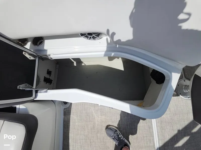 Slide: The Image of Crownline Boats E255 XS 2022 - 16321512