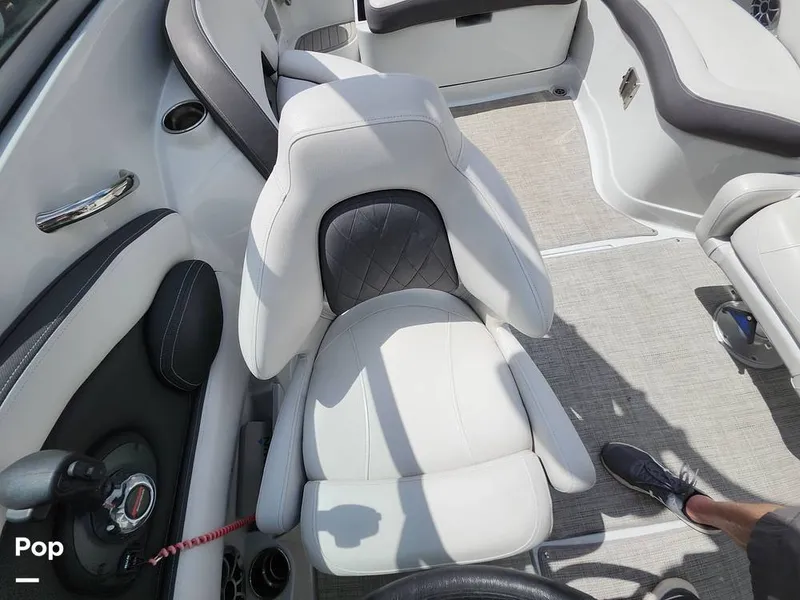 Slide: The Image of Crownline Boats E255 XS 2022 - 16321516