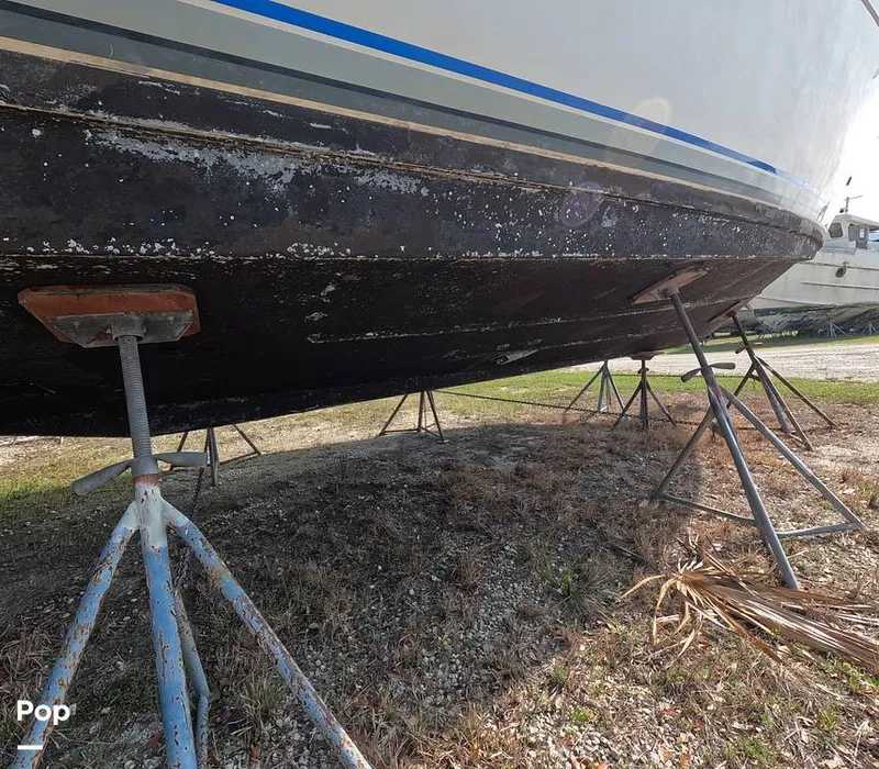 Slide: The Image of Carver Yachts 350 Aft Cabin 1993 - 16302001