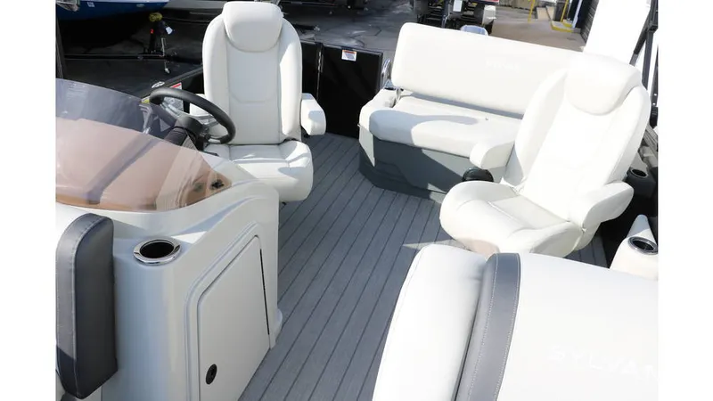 Slide: The Image of Sylvan Mirage 820 CLZ DH Premium 2025 - 17
