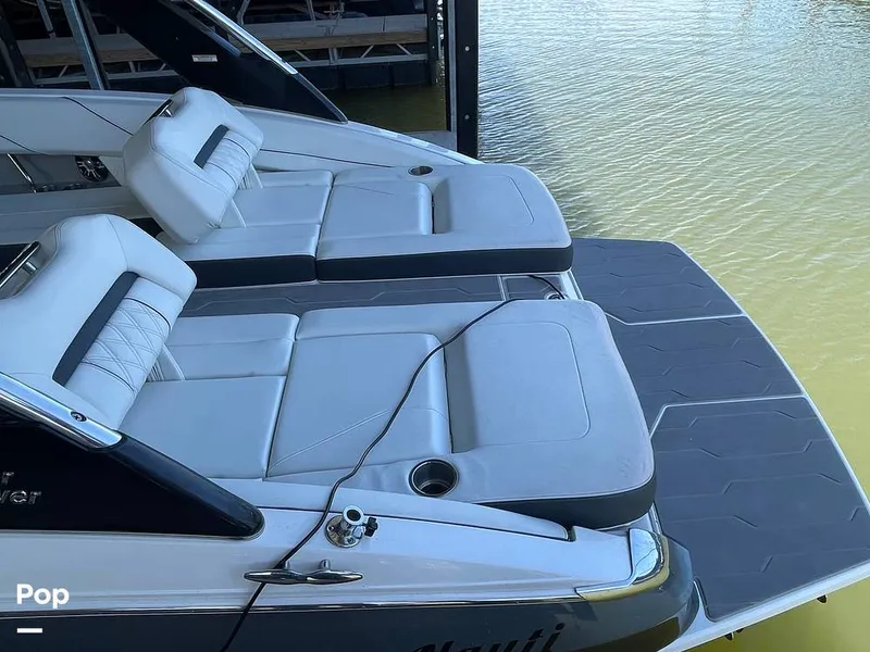 Slide: The Image of Forward/rear Facing Lounges - 16287348