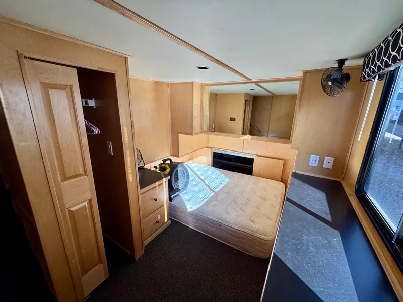 Slide: The Image of Interior of 2006 Sumerset Seas The Day Trip 4 houseboat bedroom with bed and storage. - 20