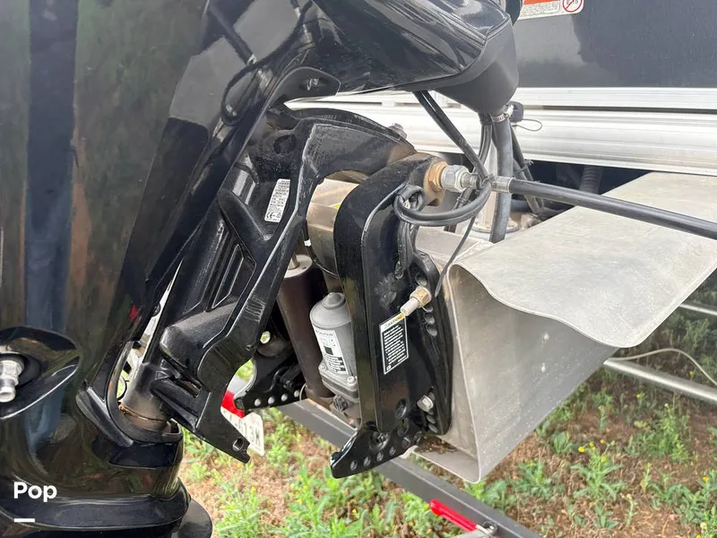 Slide: The Image of Sun Tracker Fishin' Barge 20 DLX 2023 - 16319560