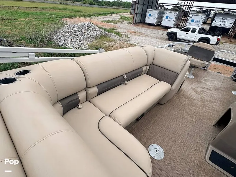 Slide: The Image of Passenger Seating With Storage - 16319568