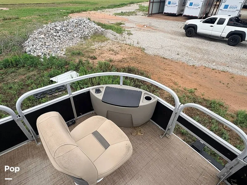 Slide: The Image of Sun Tracker Fishin' Barge 20 DLX 2023 - 16319570