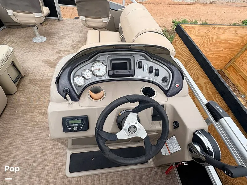 Slide: The Image of Helm/steering Wheel/stereo/beverage Holder - 16319577