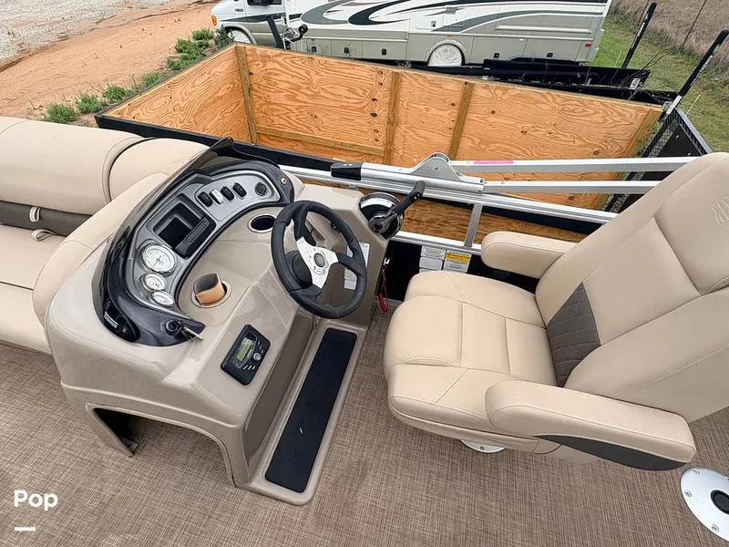 Slide: The Image of Sun Tracker Fishin' Barge 20 DLX 2023 - 16319580