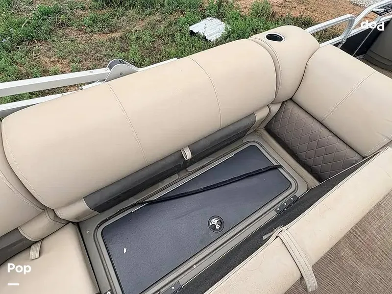 Slide: The Image of Passenger Seating With Storage - 16322996