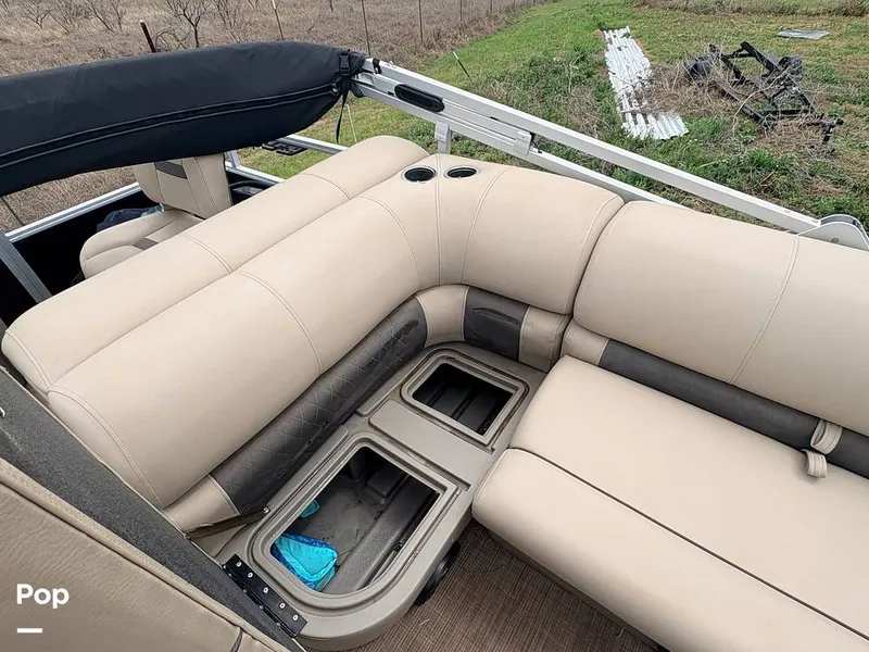 Slide: The Image of Passenger Seating With Storage - 16319588