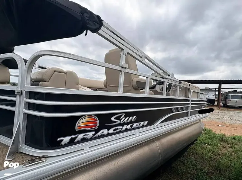 Slide: The Image of Sun Tracker Fishin' Barge 20 DLX 2023 - 16322995