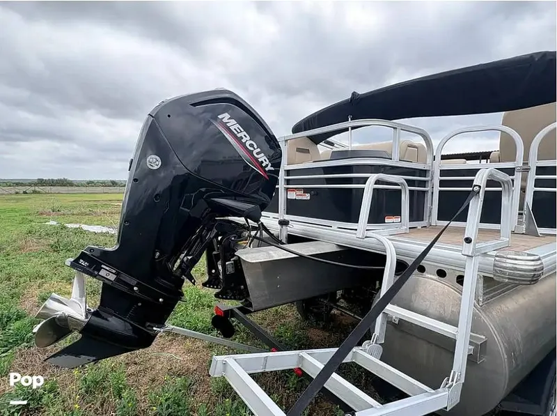 Slide: The Image of Sun Tracker Fishin' Barge 20 DLX 2023 - 16322994