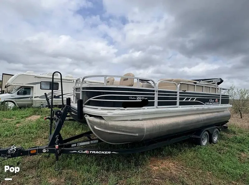 Slide: The Image of Sun Tracker Fishin' Barge 20 DLX 2023 - 16322993