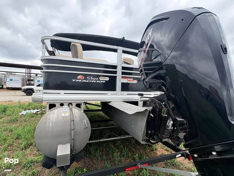 Slide: The Image of Sun Tracker Fishin' Barge 20 DLX 2023 - 16319607