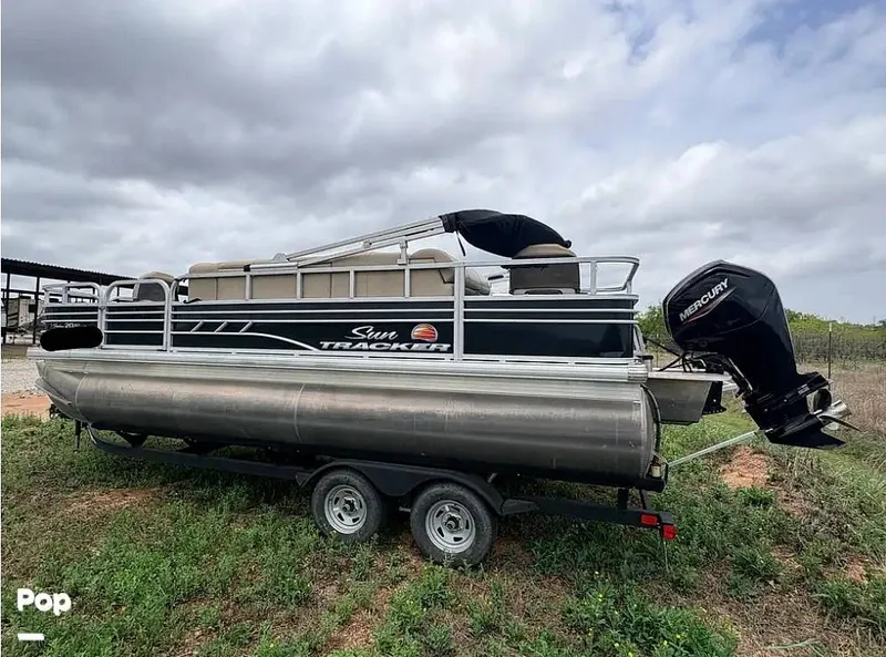 Slide: The Image of Sun Tracker Fishin' Barge 20 DLX 2023 - 16322992