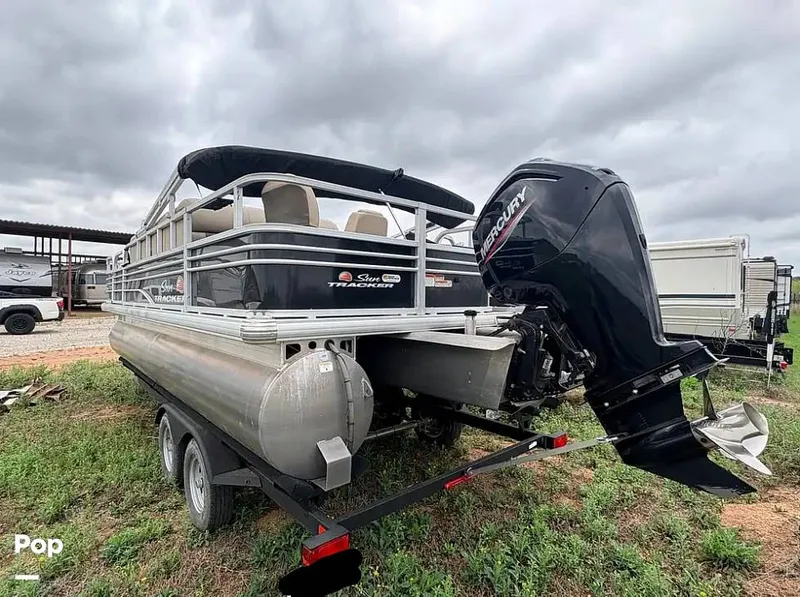 Slide: The Image of Sun Tracker Fishin' Barge 20 DLX 2023 - 16322991