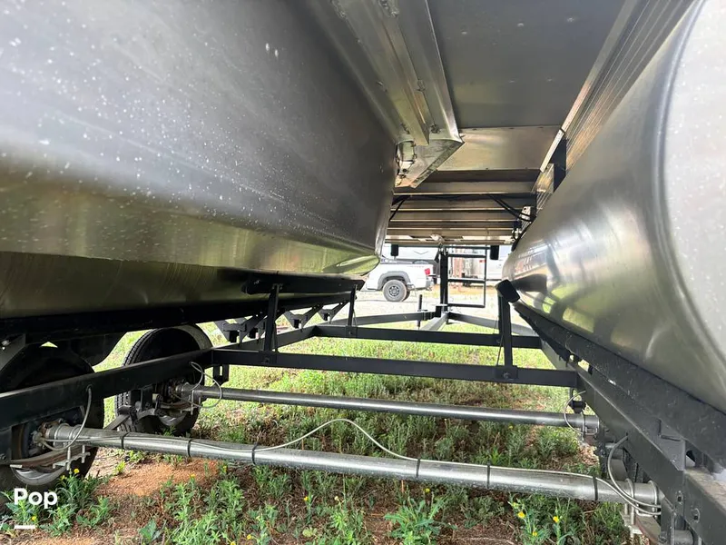 Slide: The Image of Sun Tracker Fishin' Barge 20 DLX 2023 - 16319558