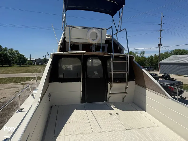 Slide: The Image of Chris-Craft Commander 31 Sports Express Flybridge 1970 - 16462577