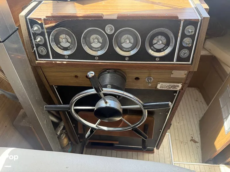 Slide: The Image of Chris-Craft Commander 31 Sports Express Flybridge 1970 - 16462617