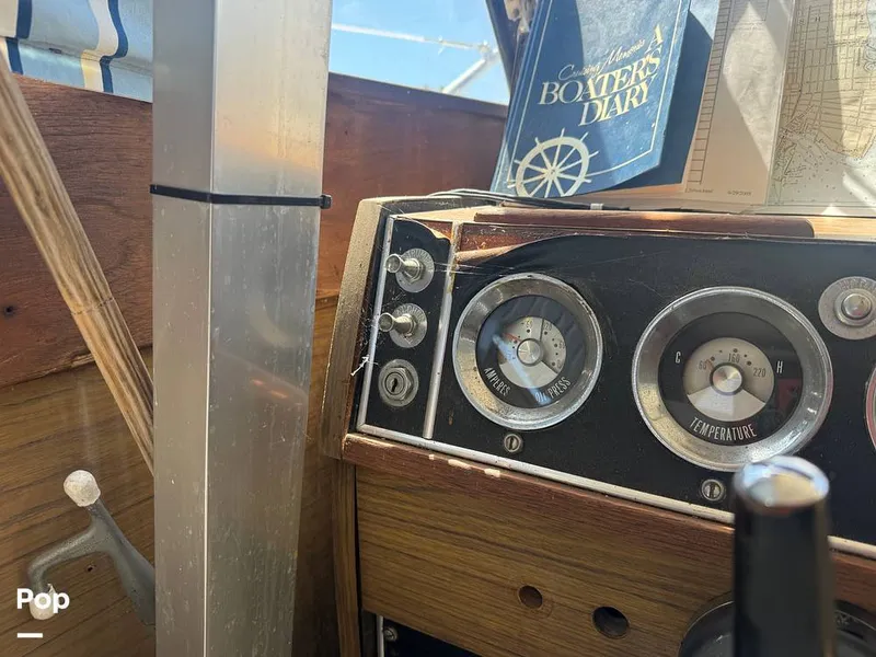 Slide: The Image of Chris-Craft Commander 31 Sports Express Flybridge 1970 - 16462619