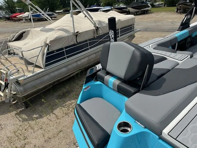 Slide: The Image of Mastercraft XT23 2024 - 14