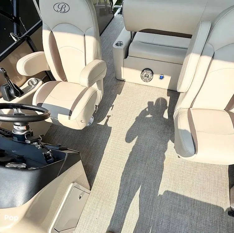 Slide: The Image of Bentley Pontoons 240 Swingback 2024 - 16529103
