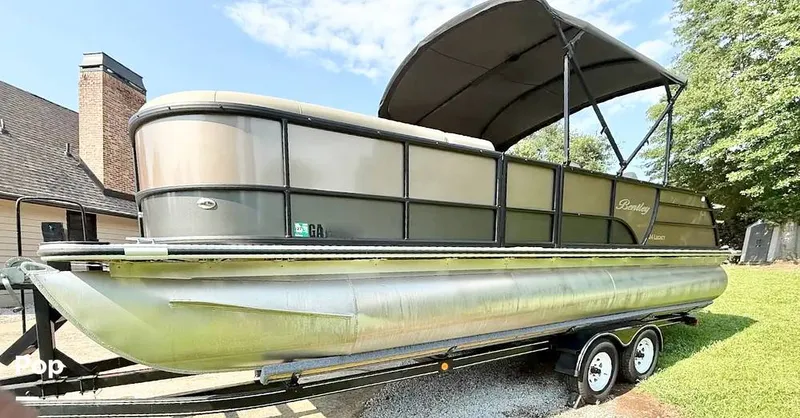 The Image of Bentley Pontoons 240 Swingback 2024 - 16529108