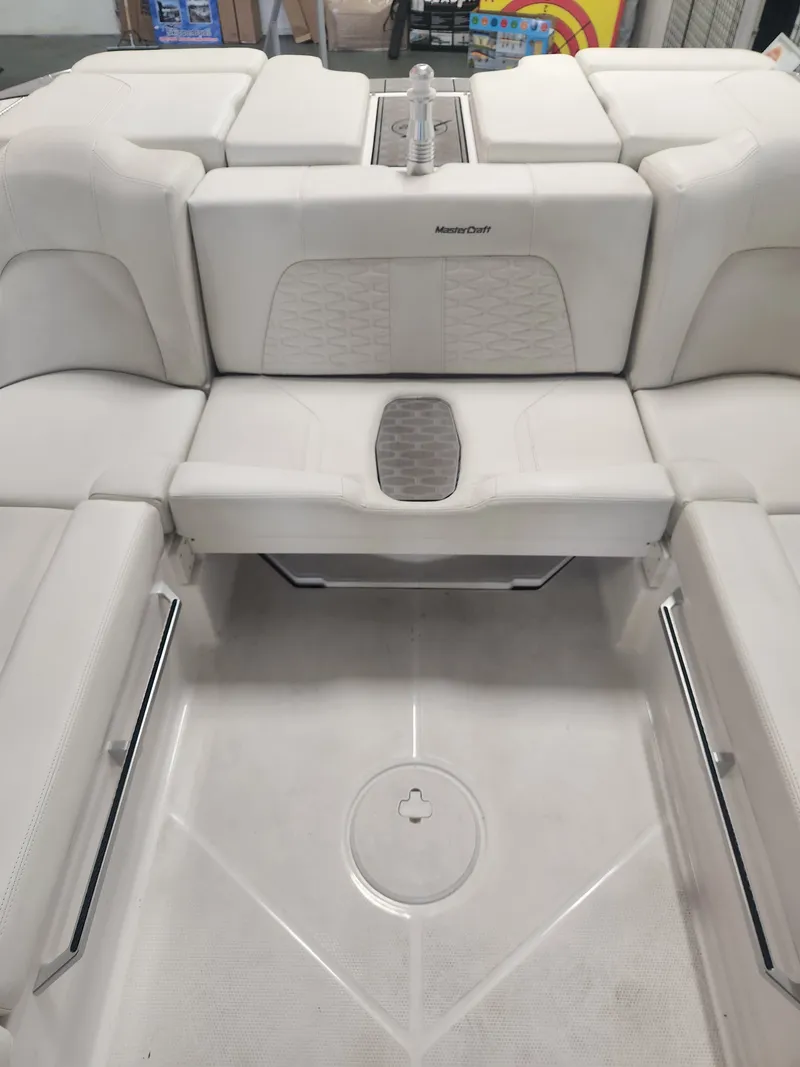 Slide: The Image of Mastercraft X22 2023 - 16