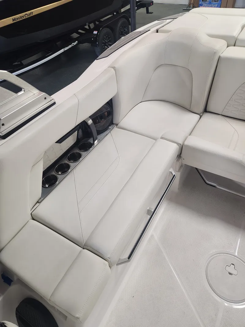 Slide: The Image of Mastercraft X22 2023 - 15