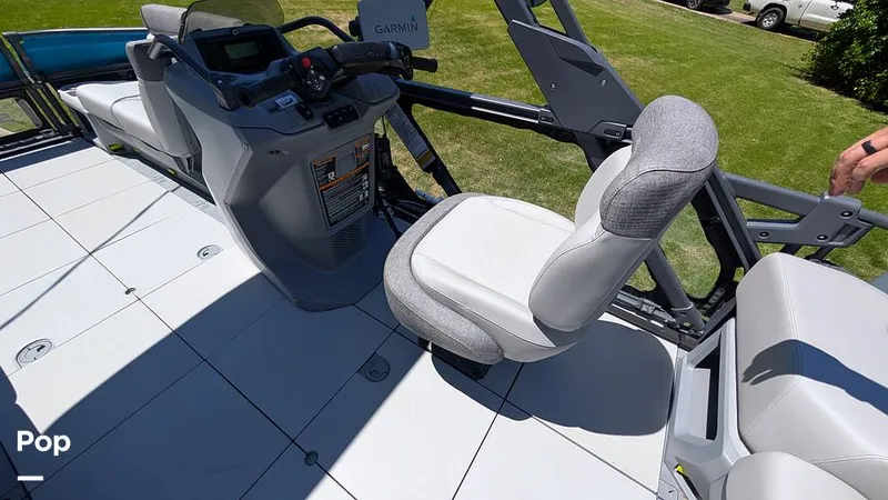Slide: The Image of Sea-Doo Switch Cruise 18 2023 - 16388315