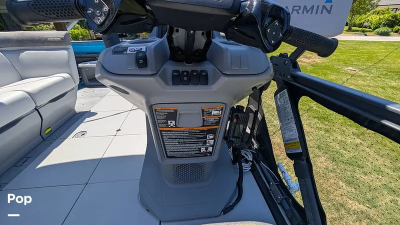 Slide: The Image of Sea-Doo Switch Cruise 18 2023 - 16388359